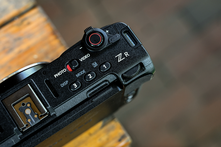 Bodi bagian atas Nikon ZR yang terdiri dari beberapa tombol kontrol dan hot shoe untuk menyimpan mikrofon external atau flashlight