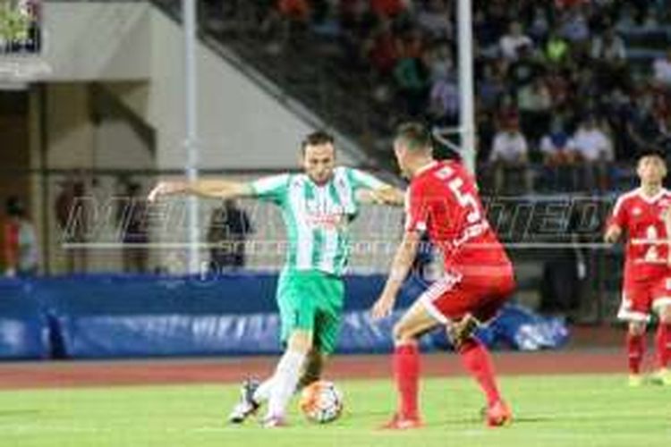 Penyerang Melaka United, Ilija Spasojevic, berusaha melewati hadangan pemain Sabah FA, pada pertandingan lanjutan Malaysia Premier League, Jumat (11/3/2016). 