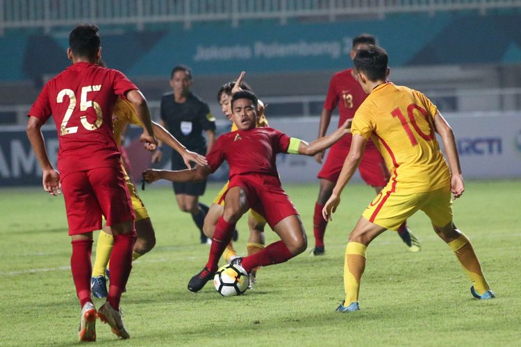 Pemain Tinas U-19 Indonesia, Nurhidayat Haji Haris (tengah) mencoba menerobos pertahanan pemain Timnas China saat laga PSSI 88 th U-19 International Tournament di Stadion Pakansari, Cibinong, Bogor, Selasa (25/9/2018). China kalahkan Indonesia denken skor 3-0.