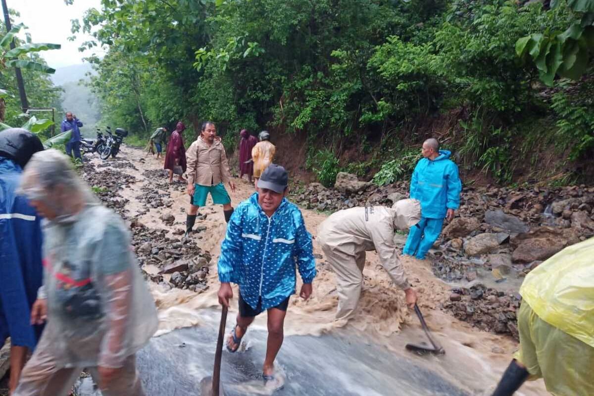 Warga berkutat menyingkirkan material longsor dari tanah bekas galian tambang di wilayah Padukuhan Tanggulangin, Kapanewon Pengasih, Kabupaten Kulon Progo, Daerah Istimewa Yogyakarta, Senin (8/1/2024).