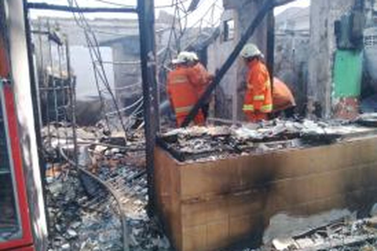 Kebakaran melanda dua rumah dan tiga kios pedagang di Jalan Haji Junaedi, Cipete Selatan, Cilandak, Jakarta Selatan, Kamis (25/6/2015).