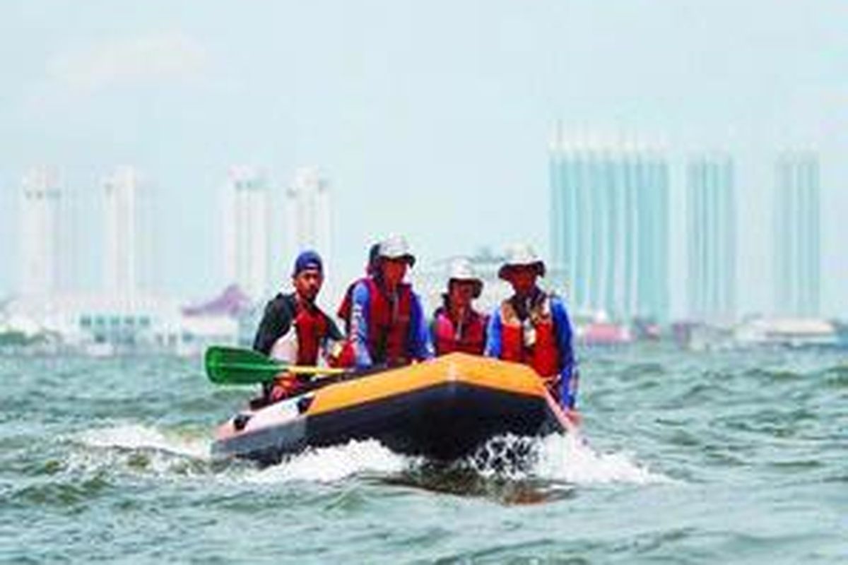 Dengan menggunakan perahu karet, Tim Ekspedisi Kompas Ciliwung 2009 melakukan pengamatan di Teluk Jakarta di kawasan Ancol, Jakarta Utara, Kamis (22/1). Ekspedisi menyusuri Sungai Ciliwung dari hulu hingga hilir yang dilakukan sejak 16 Januari itu ditutup Gubernur DKI Jakarta Fauzi Bowo pada Kamis di Taman Impian Jaya Ancol. 