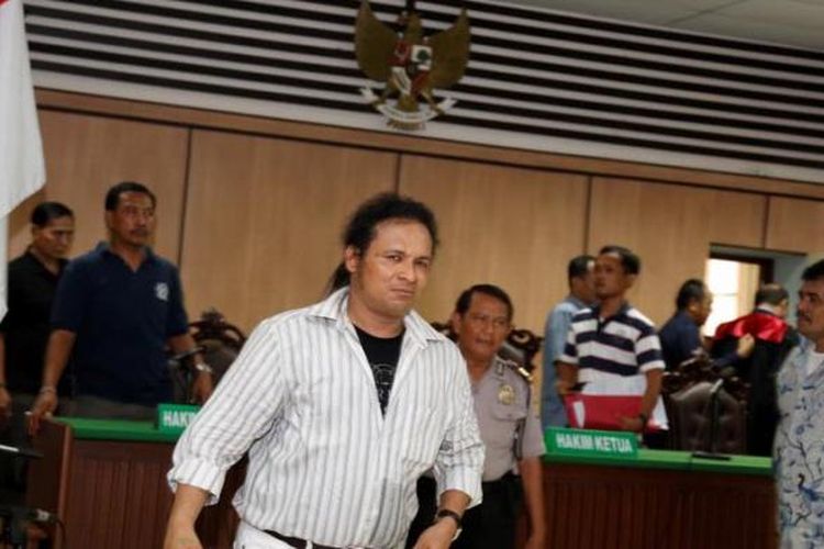 John Kei (bertopi) melenggang dan tak tampak cemas usai  dijatuhi vonis 12 tahun penjara oleh Majelis Hakim Pengadilan Negeri Jakarta Pusat, Jakarta, Kamis (27/12/2012). John Kei dinyatakan bersalah secara sah dan meyakinkan melakukan pembunuhan berencana terhadap Tan Harry Tantono alias Ayung. John Kei menyatakan akan banding. 

