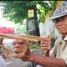 Demi Keluarga, Kakek Jumiran Jual Pistol Mainan Bambu hingga Luar Kota, Rela Tidur di Emperan Toko  