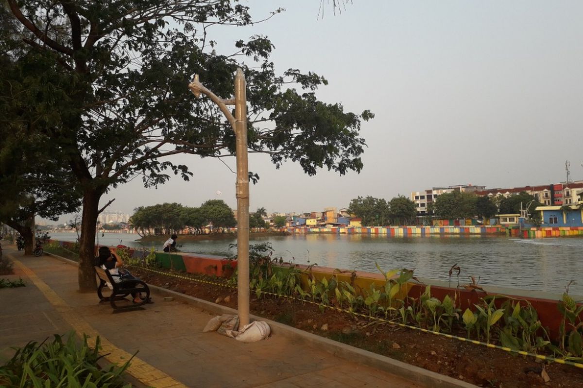 Satu dari 54 lampu trotoar yang telah dipasang di tepi Waduk Sunter, Jakarta Utara, Jumat (20/7/2018).