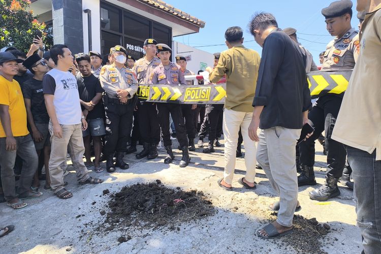 Sepekan Penggeledahan Belum Ada Tersangka, Kejari Pamekasan Ditaburi Kotoran Sapi