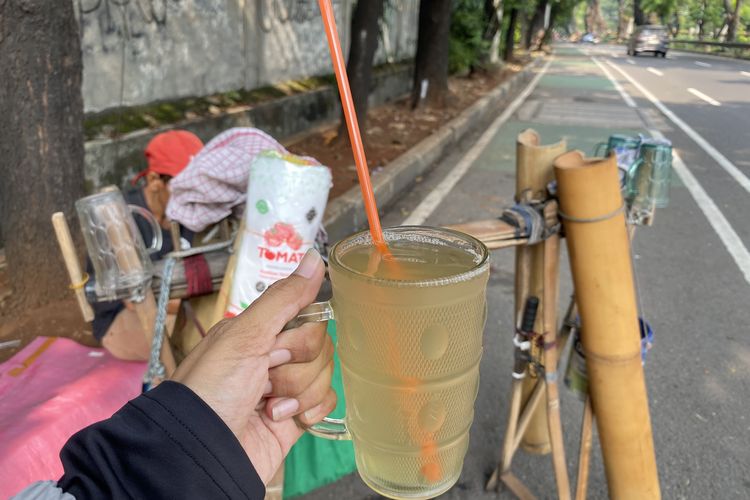 Dulu Mudah Ditemukan, Kini Pedagang Air Nira Keliling Mulai Sulit Dicari di Jakarta