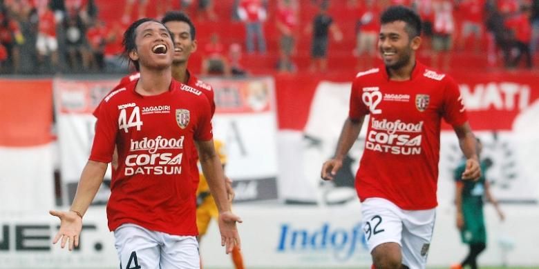 Gelandang Bali United, I Gede Sukadana, meluapkan kegembiraannya seusai mencetak gol ke gawang PSS Sleman, Selasa (23/2/2016). 