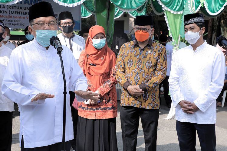 Ketua DMI Jusuf Kalla saat menghadiri pencangan program masjid sebagai sentra vaksinasi Covid-19, Jumat (9/4/2021) di Kota Depok. 