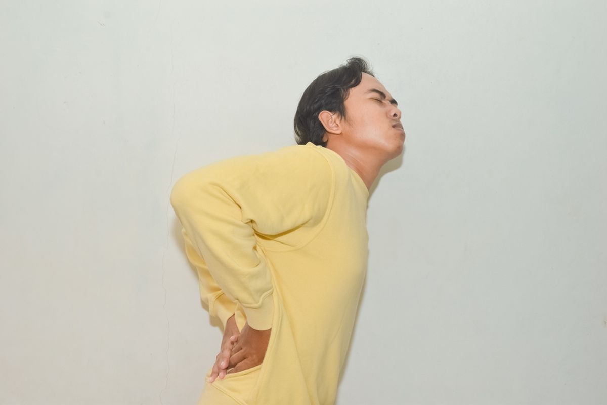Ilustrasi sakit punggung bawah karena Hernia Nukleus Pulposus. Mengenal apa itu hernia, atau yang dikenal sebagai kondisi turun berok.
