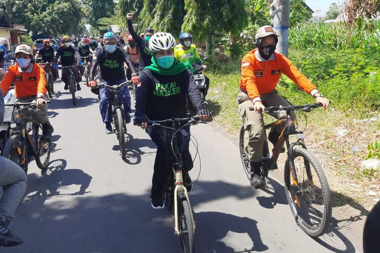 Khofifah gowes bersarung dalam rangka kampanye protokol kesehatan dan peringatan hari Santri di Situbondo Jawa Timur, Minggu (25/10/2020).