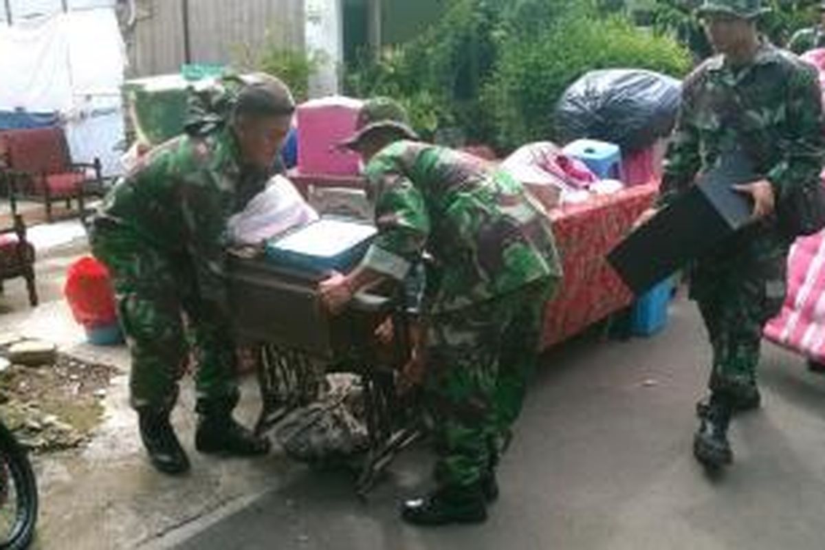 Ratusan personel TNI mengosongkan 63 rumah di Jalan Pejambon 1, Gambir, Jakarta Pusat, Selasa (6/1/2015).