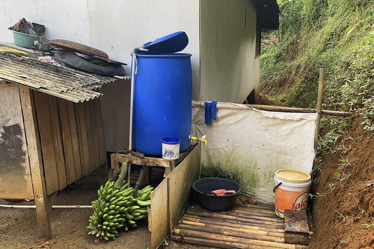 Kondisi tempat MCK yang tak layak di rumah bocah Raya, tempat itu berdempetan dengan kandang Ayam yang berada di luar rumah. Kamis (21/8/2025)