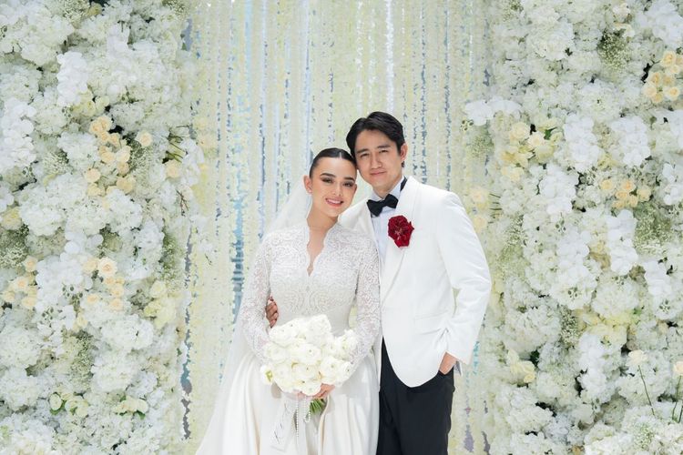 Aktris Amanda Manopo dan aktor Kenny Austin resmi menikah di The Langham, Jakarta, pada hari ini, Jumat (10/10/2025).