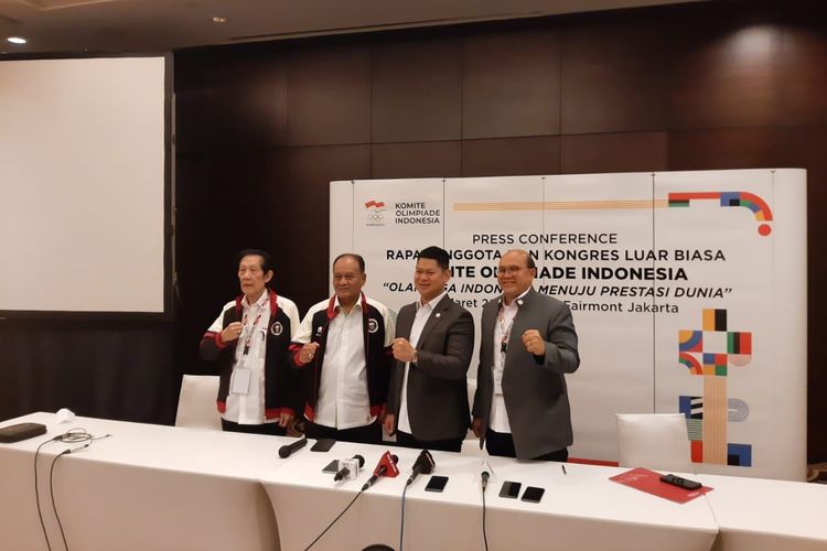 Ketua Komite Olimpiade Indonesia (KOI) Raja Sapta Oktohari (kedua dari kanan) dalam acara konpers Rapat Kongres Luar Biasa KOI pada Selasa (7/3/2023).