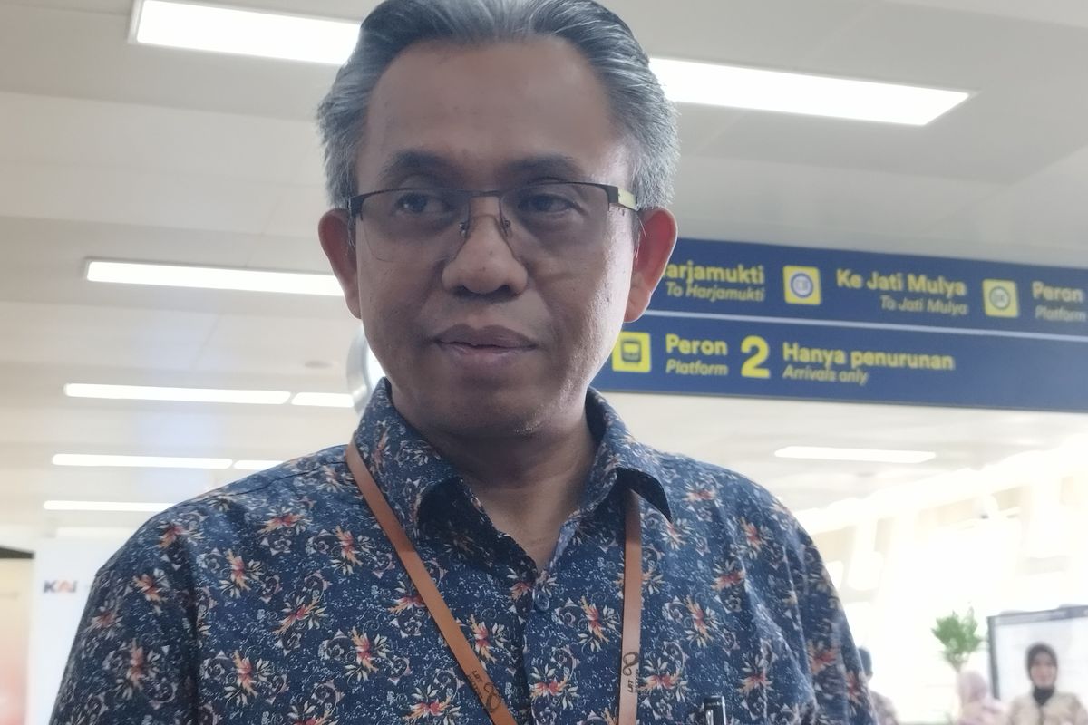 Manager Public Relations LRT Kuswardojo saat diwawancarai di Stasiun LRT Dukuh Atas, Jakarta Selatan, Selasa (28/8/2023). (KOMPAS.com/XENA OLIVIA)