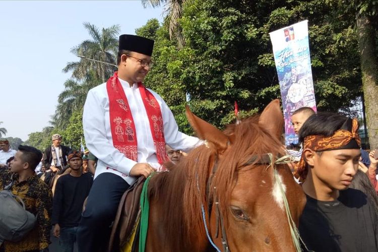 Gubernur DKI Jakarta Anies Baswedan sedang menunggangi kuda saat hadir dalam acara Helaran Seni Budaya yang berlangsung di area car free day, Jalan Sudirman, Kota Bogor, Minggu (30/6/2019)