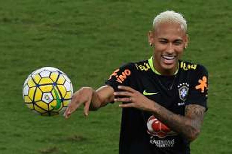 Striker Brasil, Neymar, menjalani sesi latihan di Arena das Dunas, Natal, Brasil, pada Rabu (5/10/2016).