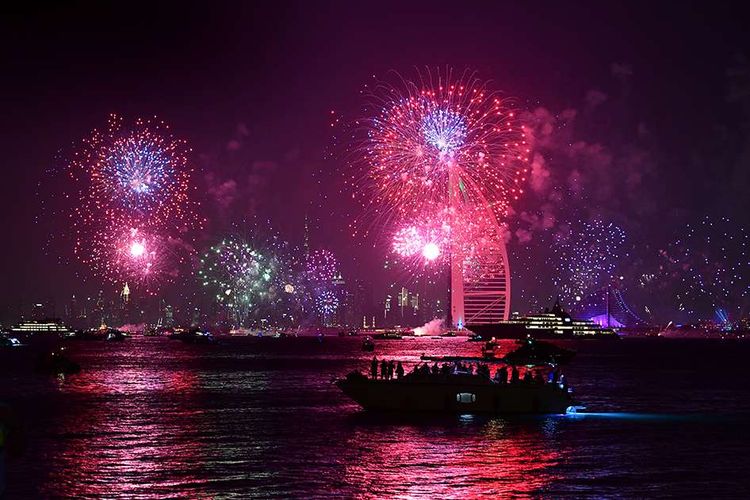 Pertunjukan kembang api malam tahun baru 2020 di Dubai, UEA, Rabu (1/1/2020). Seperti tahun-tahun sebelumnya, semarak pesta kembang api masih mendominasi perayaan malam pergantian tahun di berbagai belahan dunia.