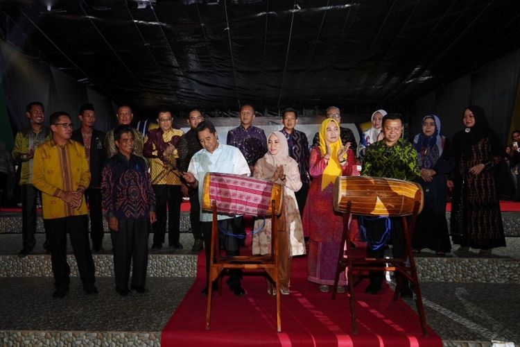 Pj Gubernur Sulsel Bahtiar Baharuddin (baju putih) di Festival Taka Bonerate yang digelar di Taman Pelangi, Kabupaten Kepulauan Selayar, Sulawesi Selatan, Kamis (26/10/2023).