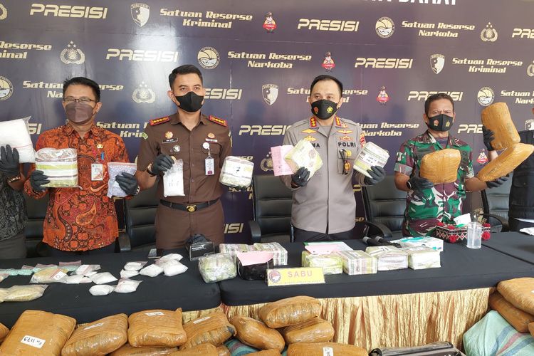 Jajaran Polres Metro Jakarta Barat membongkar 5 peredaran narkoba senilai Rp 28,3 miliar selama 3 bulan terakhir. Barang bukti kemudian akan dimusnahkan di Mapolres Jakarta Barat, Kamis (28/7/2022)
