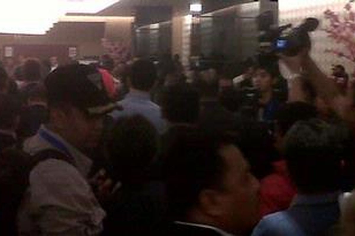 Aksi saling dorong oleh para pemegang hak suara saat kongres PSSI, Sabtu (26/3/2011).