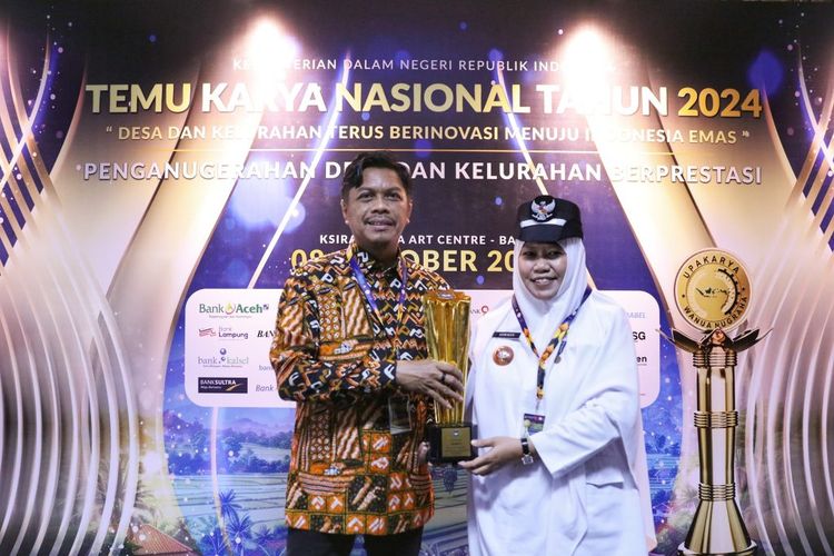 Lurah Manggala Arwinah Aminuddin terlihat menerima penghargaan Juara 1 Lomba Desa/Kelurahan Terpadu 2024 dalam acara Temu Karya dan Penghargaan Desa dan Kelurahan Berprestasi di Gedung Ksirarnawa, Denpasar, Bali, Selasa, (8/10/2024).