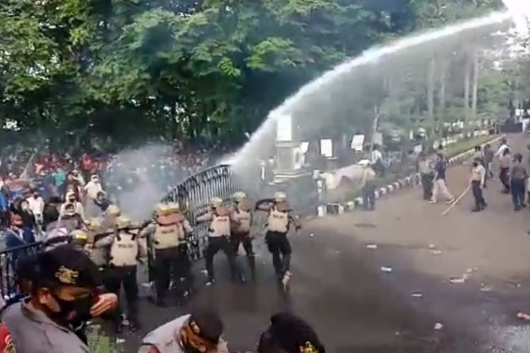 Polisi menggunakan watercanon untuk menghalau massa pada aksi unjuk rasa  menolak UU Cipta Kerja di DPRD Purwakarta, Rabu (7/10/2020) yang berakhir  ricuh.