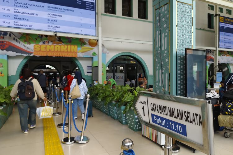 Pintu masuk penumpang menuju gate, di Stasiun Pasar Senen, Senin (1/12/2025). 