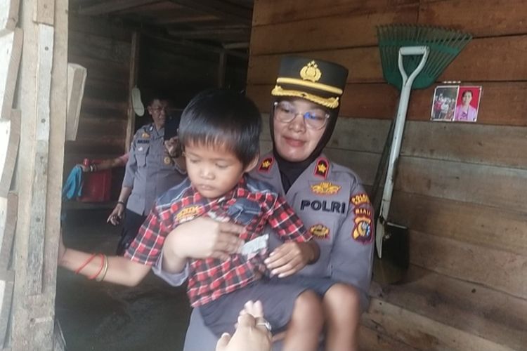 Detik-detik polisi mengevakuasi ibu dan tiga anaknya yang terjebak banjir di dalam rumahnya, di Dusun I Desa Petapahan, Kecamatan Tapung, Kabupaten Kampar, Riau, Kamis (4/1/2024).