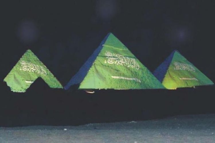 Gambar palsu yang menunjukkan tiga piramida di Giza yang menampilkan bendera Arab Saudi.