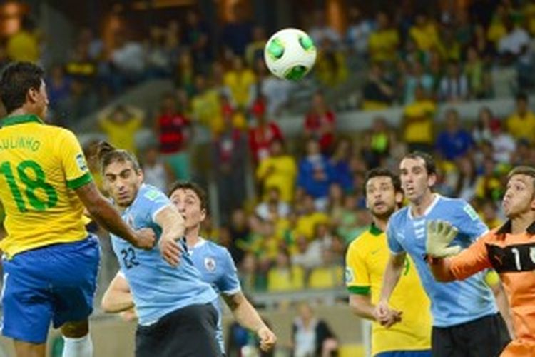 Gelandang Brasil, Paulinho (kiri), melakukan sundulan yang membobol gawang Uruguay pada semifinal Piala Konfederasi 2013, Rabu atau Kamis (27/6/2013). Gol Paulinho membawa Brasil ke final, setelah menang 2-1. Gol Brasil lainnya dicetak Fred, sedangkan gol Uruguay dibuat Edinson Cavani.