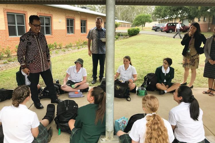 Konsul Jenderal RI di Sydney Heru Subolo ketika bercakap-cakap dengan siswa Sekolah Anglikan Macarthur di Cobbitty Rabu (5/12/2018). Sekolah tersebut telah menawarkan Bahasa Indonesia selama 30 tahun.