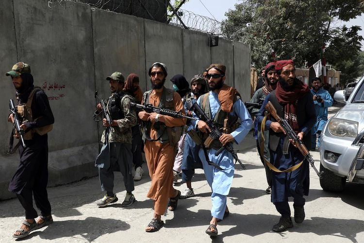 Pasukan Taliban berpatroli di daerah Wazir Akbar Khan di Kota Kabul, setelah mengumumkan amnesti umum bagi seluruh warga yang pernah bekerja untuk pemerintah dan pasukan asing. Namun ribuan warga tersebut hingga kini terus berusaha keluar dari Afghanistan.
