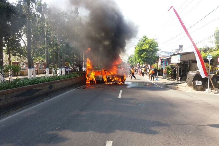 Mobil Fiat milik  Mulyo Heri Pranowo, warga Jalan Kucur  RT 027/ RW 009 Demangan, Kecamatan Taman, Kota Madiun, ludes terbakar di ruas Jalan Soekarno Hatta, tepatnya di Kelurahan Josenan, Kecamatan Taman, Kota Madiun, Senin (14/8/2017). 