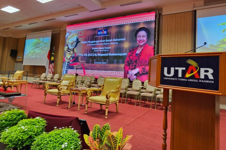 Presiden ke-5 RI Megawati Soekarnoputri menerima gelar doktor honoris causa di bidang sosial dari UTAR Malaysia, Senin (2/10/2023).