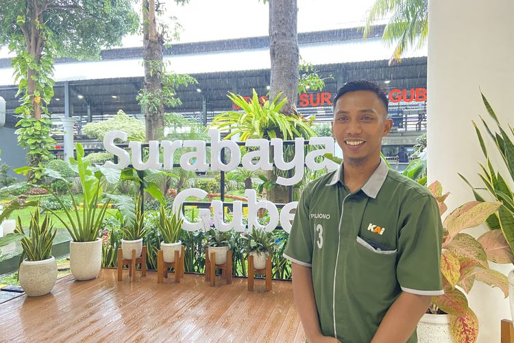 Stasiun Surabaya Gubeng Padat Penumpang, Porter Asal Rembang Rela Tak Mudik Tahun Ini