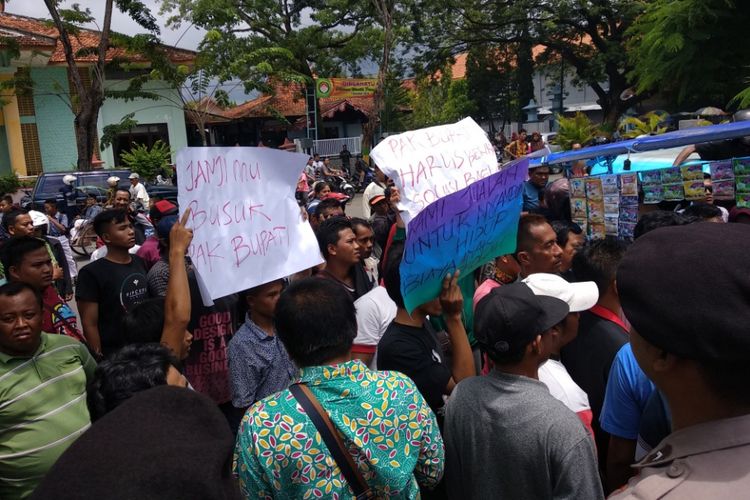 Aksi unjuk rasa PKL area monumen Arek Lancor Pamekasan di depan kantor Bupati Pamekasan, Kamis (6/12/2018). 