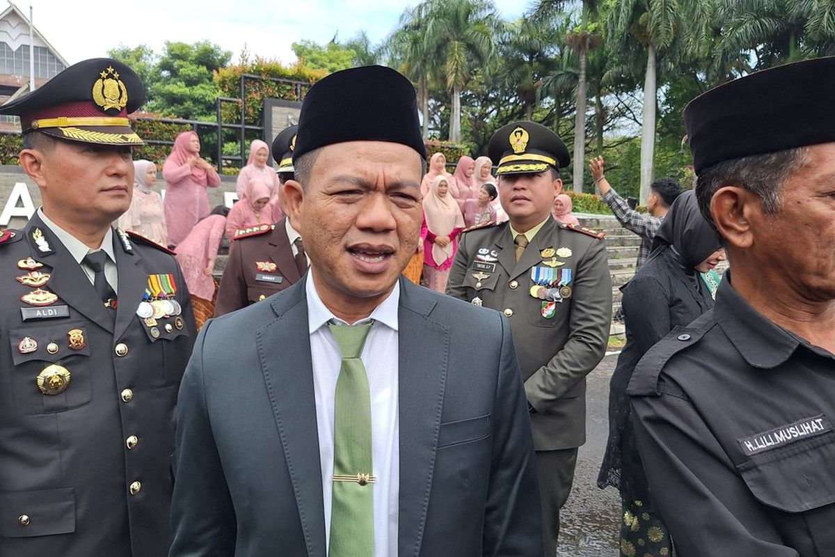 Bupati Bandung Dadang Supriatna saat diwawancarai di Soreang, Kabupaten Bandung, Jawa Barat, Selasa (1/7/2025)