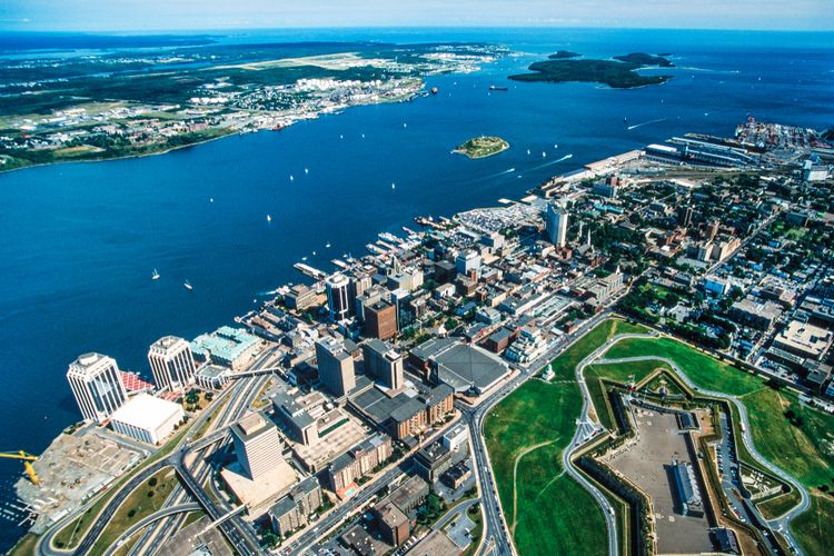 Nova Scotia adalah salah satu wilayah, selain Maine dan Connecticut, yang mengalami kenaikan permukaan laut secara alami. Lokasi ini berada di kawasan pantai Atlantik di Kanada.