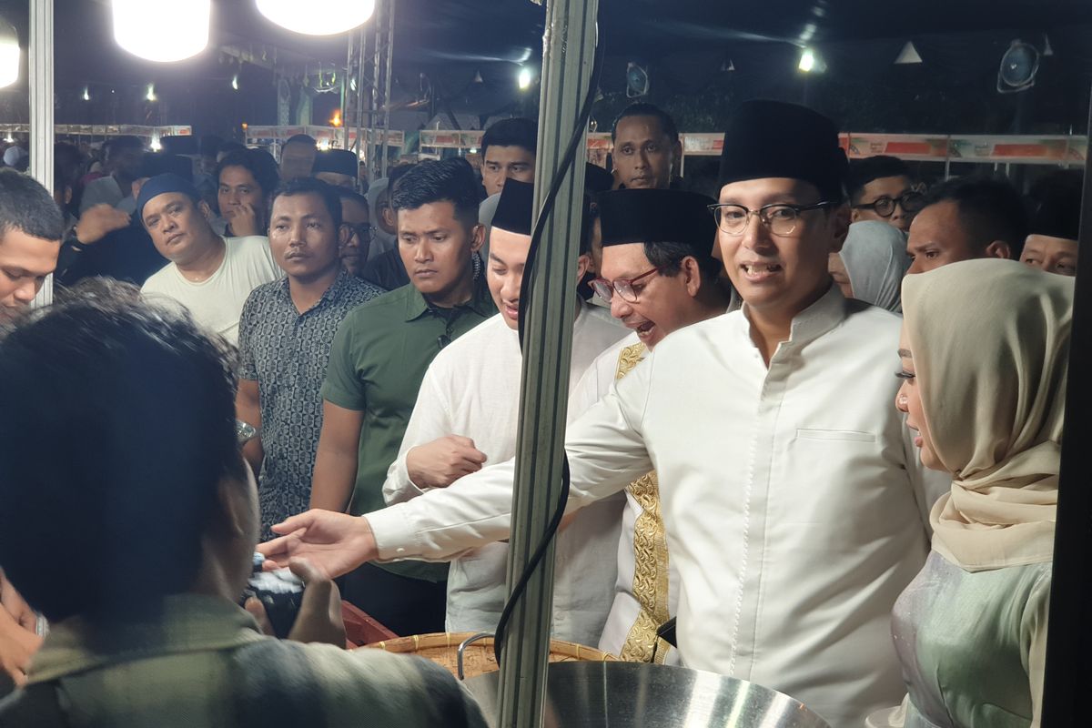 Wali Kota Medan Rico Waas menyapa pedagang saat menghadiri Ramadhan Fair di Jalan Mesjid Raya, Kota Medan pada Sabtu (8/3/2025). 
