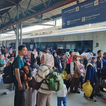 Ilustrasi masyarakat di stasiun kereta api.