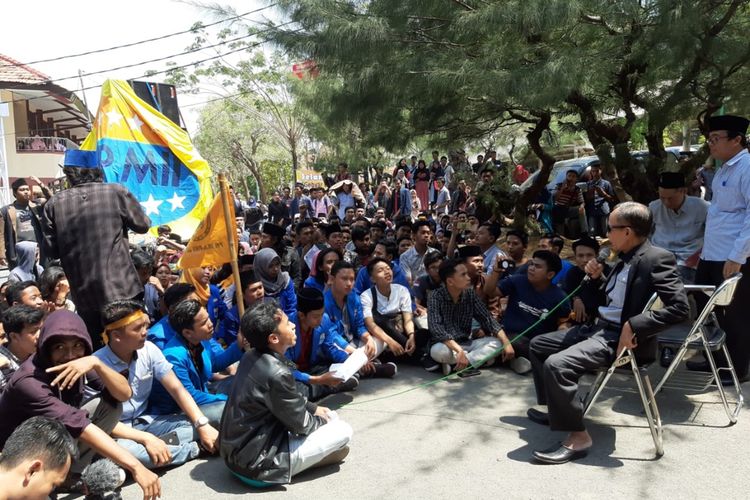 Rektor IAIN Madura, Mohammad Kosim saat menemui mahasiswa yang berunjuk rasa di depan gedung rektorat terkait peristiwa perusakan banner PMII, Rabu (20/11/2019).