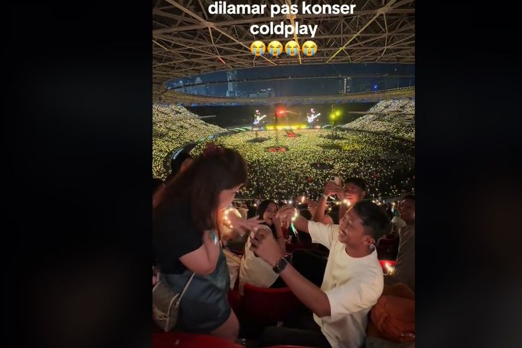 Devalia Mesha dilamar kekasihnya, Teuku Muhammad Raza Iqbal, di konser band Coldplay di Stadion Utama Gelora Bung Karno, Senayan, Jakarta Selatan, Rabu 915/11/2023).
