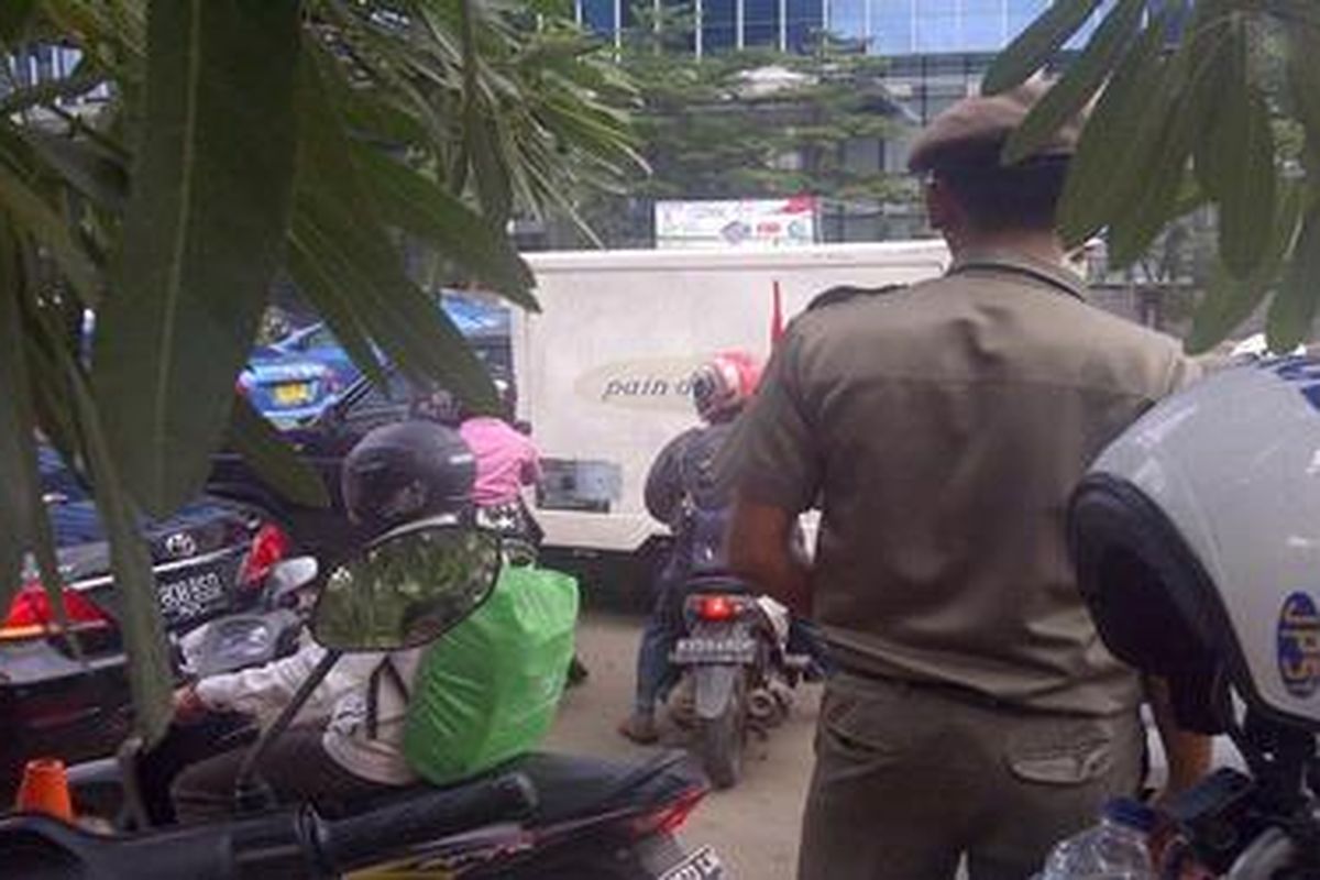 Petugas Satpol PP DKI Jakarta ikut turun ke jalan membantu kerja petugas pengatur lalu-lintas di jalan protokol di Jakarta