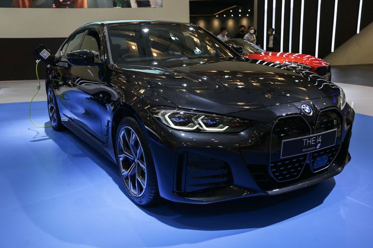 Mobil listrik BMW i4 dipamerkan pada ajang Gaikindo Indonesia International Auto Show (GIIAS) yang digelar di ICE, BSD, Tangerang Selatan.