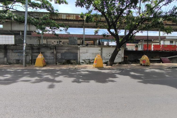 Usai Viral Jadi Parkir Liar, Trotoar Stasiun Batu Ceper Kini Dipasang Barrier Beton