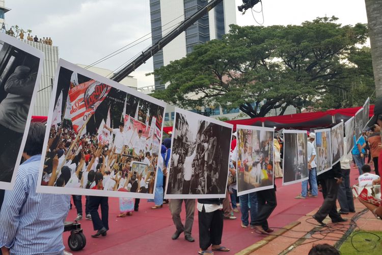 Pameran foto kegiatan Gubernur DKI Jakarta Anies Baswedan selama masa kampanye Pilkada DKI Jakarta 2017 digelar di Halaman Blok G Balai Kota DKI Jakarta, Jalan Medan Merdeka Selatan, Senin (16/10/2017).