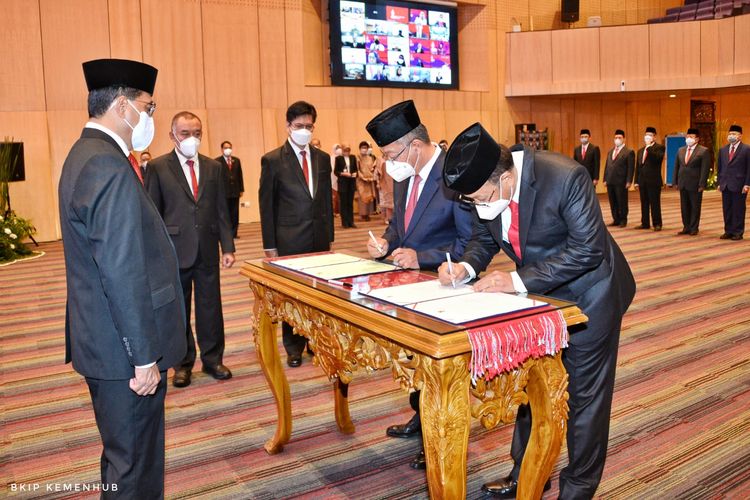 Menteri Perhubungan Budi Karya Sumadi melantik sejumlah pejabat tinggi madya (Eselon I) di lingkungan Kementerian Perhubungan, Selasa (10/5). Adapun pejabat tinggi madya yang dilantik yakni: Novie Riyanto sebagai Sekretaris Jenderal (sebelumnya menjabat sebagai Dirjen Perhubungan Udara), Umar Aris sebagai Kepala Badan Kebijakan Transportasi (sebelumnya menjabat sebagai Kepala Badan Litbang Perhubungan), dan Djoko Sasono sebagai Kepala Badan Pengembangan Sumber Daya Manusia Perhubungan (sebelumnya menjabat sebagai Sekretaris Jenderal).