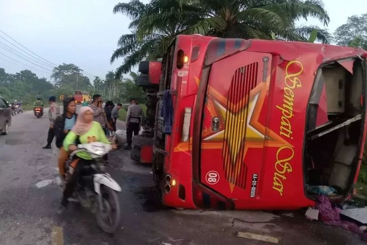 Sebuah bus berbadan besar Mercedes Benz BL 7455 AA terbalik di Desa Alue Hitam, Kecamatan Birem Bayeun Kabupaten Aceh Timur, Provinsi Aceh, Senin (30/5/2022) sekitar pukul 04.30 WIB.